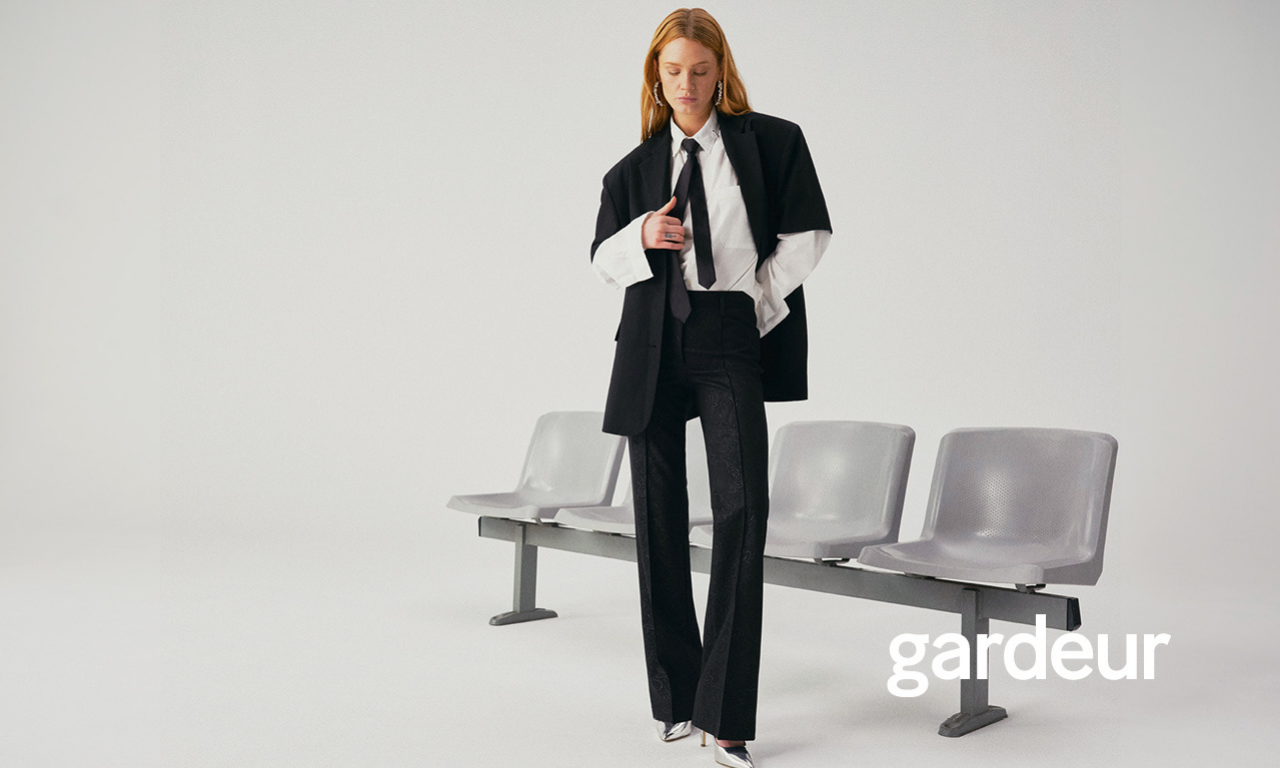 Ahler Fashion Outlet - Frau trägt gardeur