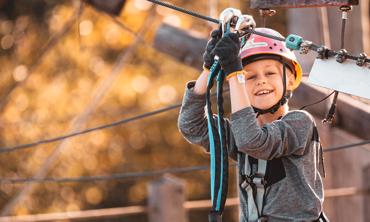 gutscheinbox schattenspringer - pirate rock Kind beim klettern