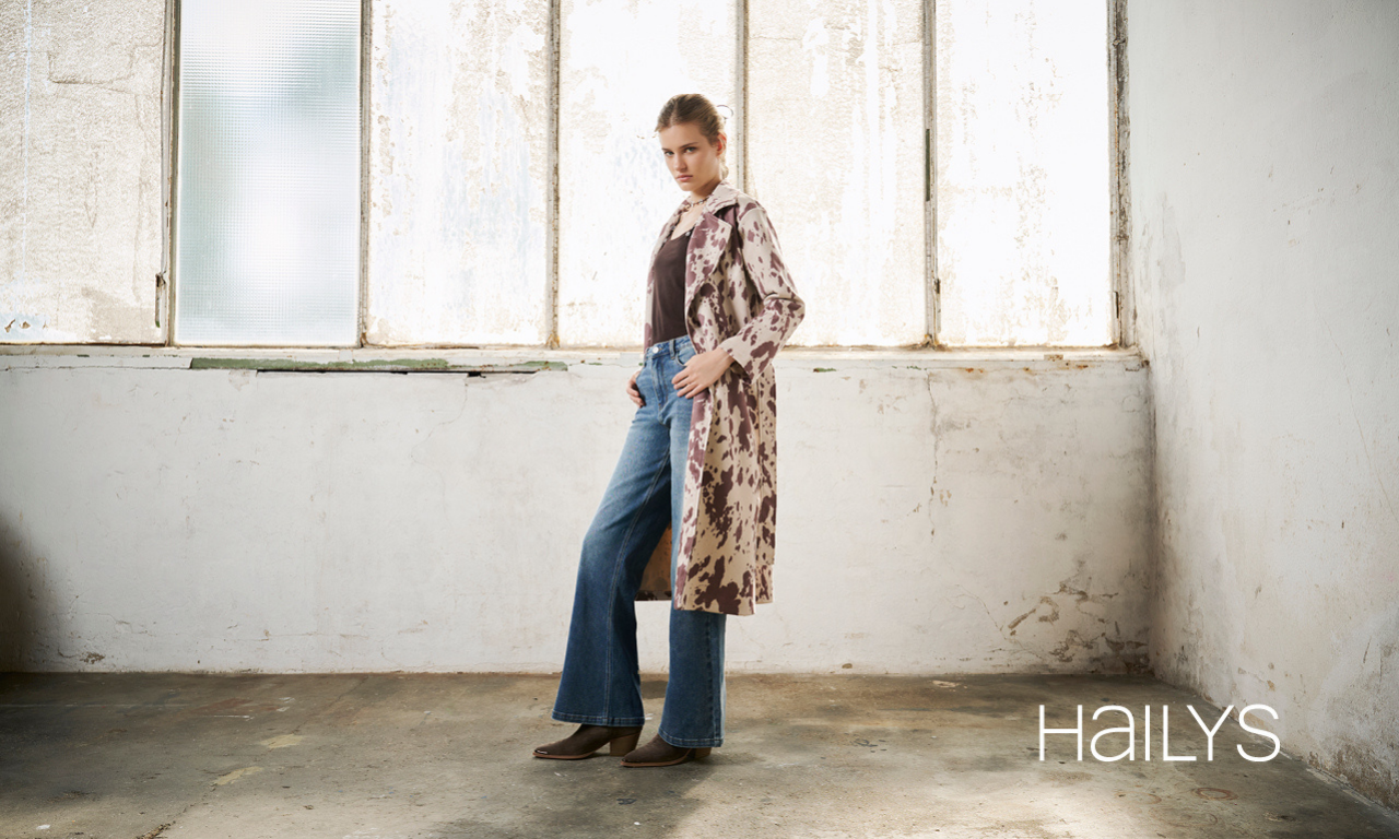 Ahler Fashion Outlet - Frau trägt hailys