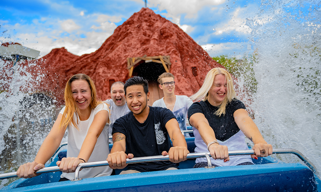 MovFünf Personen fahren im Movie Park eine Wasserbahn