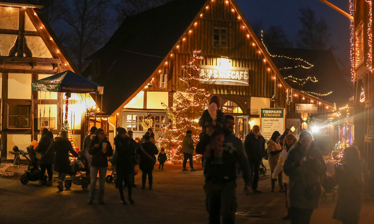 Beleuchtete Häuser im Tierpark Ströhen