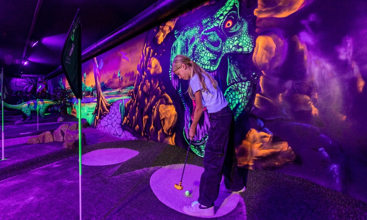 Schwarzlichtgolf bei Kids-Dinoworld