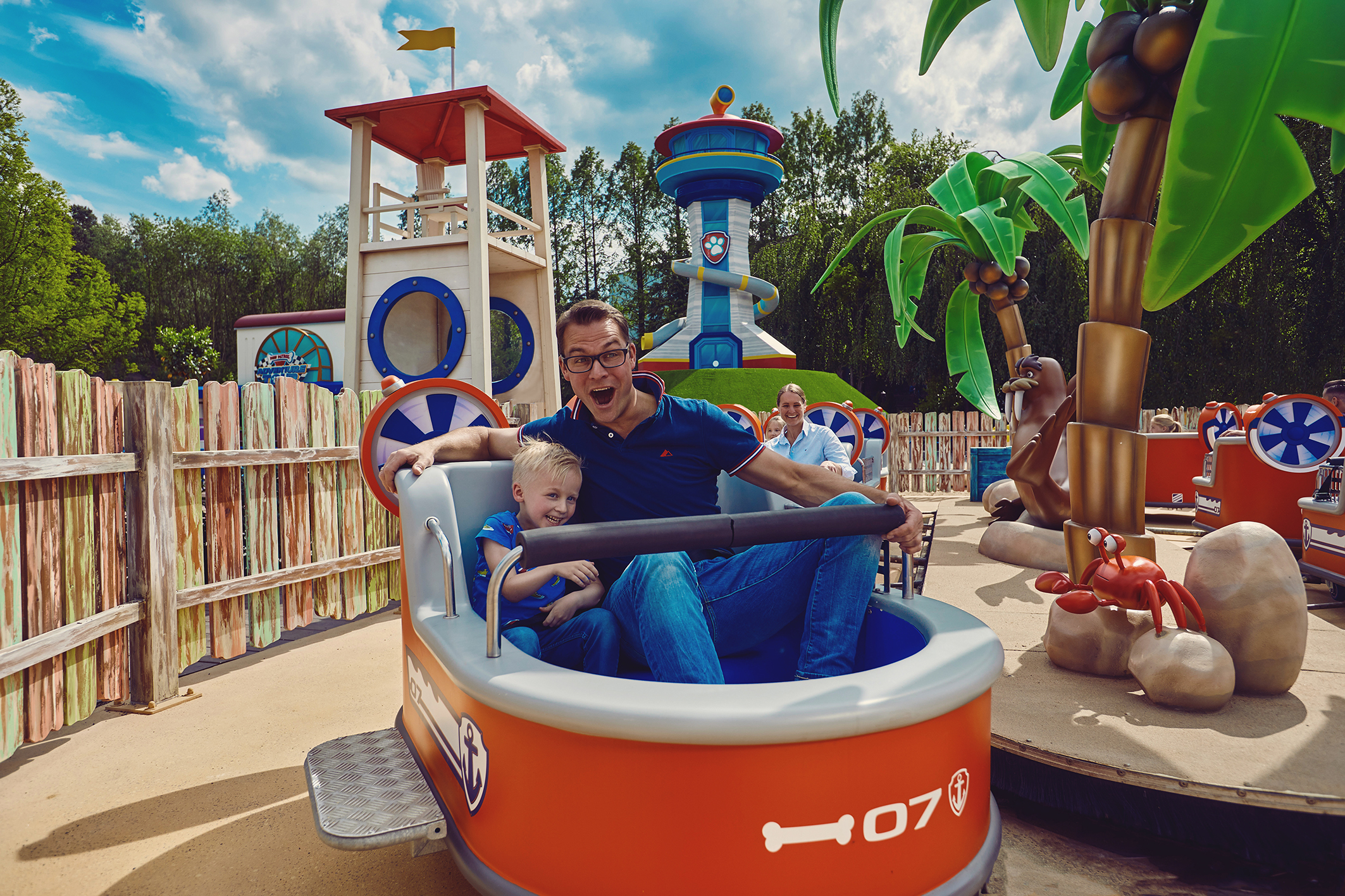 Moviepark - Vater fährt mit seinem Sohn ein Fahrgeschäft