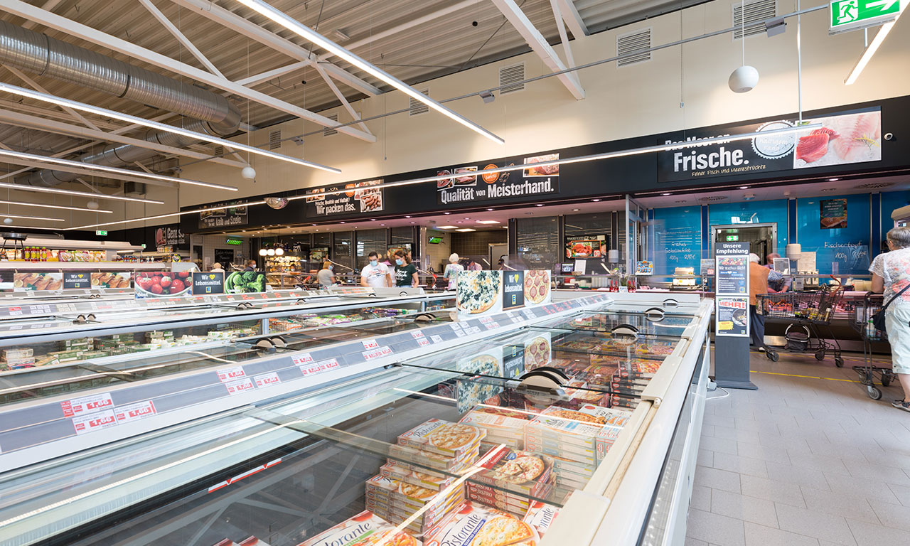 Fleisch- und Kühltheke im EDEKA Metzger